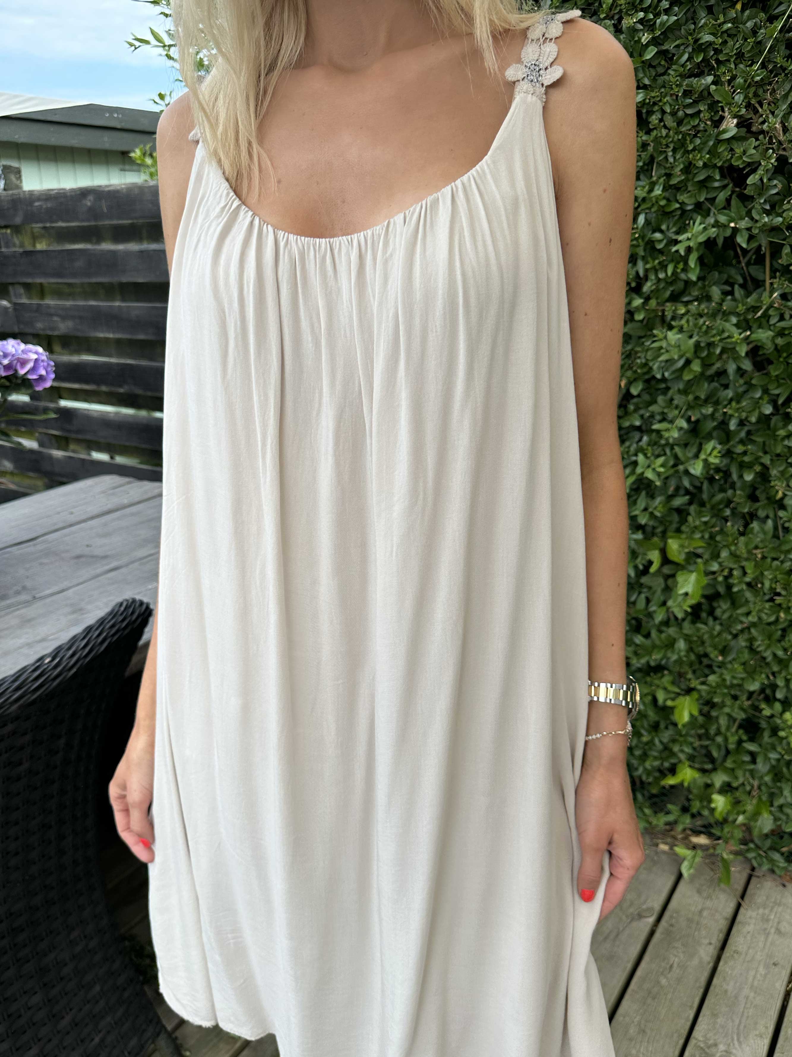 Ane - Sød sommerkjole med broderet stroppe